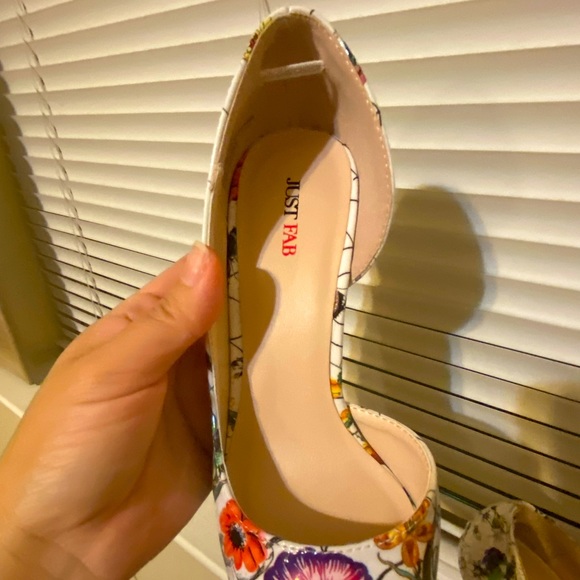 Super cute white heels with design - Picture 4 of 6